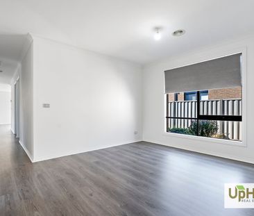 Immaculate Family House In MAYFIELD ESTATE - Photo 3