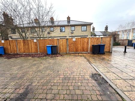 3 bedroom end of terrace house to rent - Photo 4