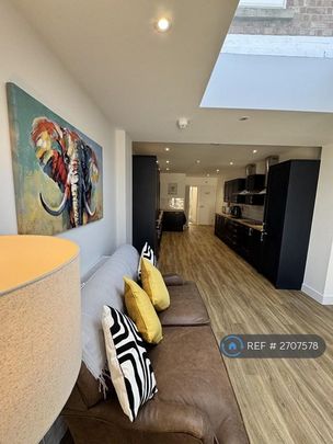 1 bedroom in a house share to rent - Photo 1