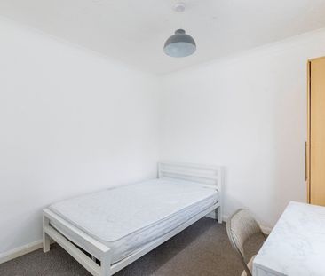 6 Bed Semi-Detached House, Elm Grove, BN2 - Photo 4