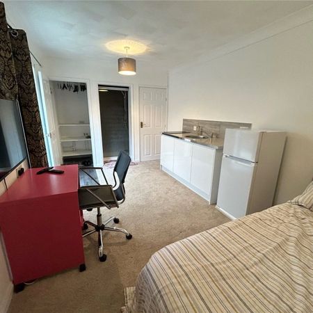 1 Bedroom - Botley Road, Park Gate - Photo 3