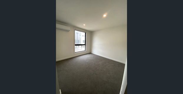 Beautifully Crafted Luxurious Three Bedrooms Townhouse!!! - Photo 1