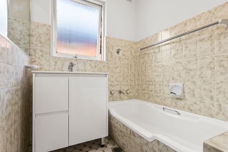 Light-Filled 2-Bedroom Apartment with Enclosed Balcony - Photo 4