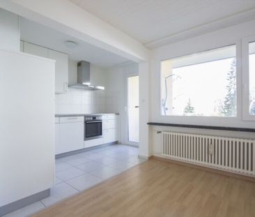 Luminous 4.5-room apartment with balcony and modern kitchen - Foto 3