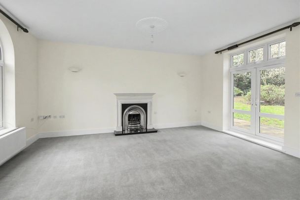 West Avenue, Whiteley Village, Hersham - Photo 1