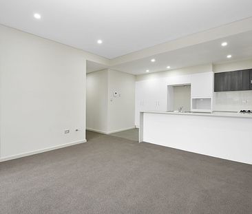 Light filled- top to floor apartment - Photo 3