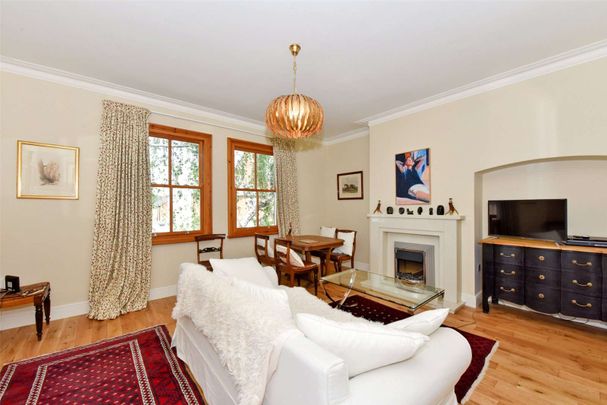A stylish triplex apartment with parking and south facing garden - Photo 1