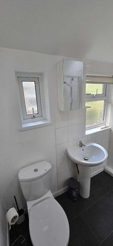 Lenton Boulevard // Bed Student House, NG7 - Photo 5