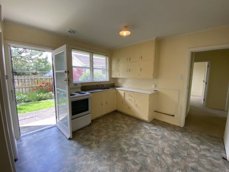 Water Included, No lawn, Spacious 2 Bedroom Unit - Photo 5