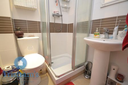 2 bed Flat for Rent - Photo 2