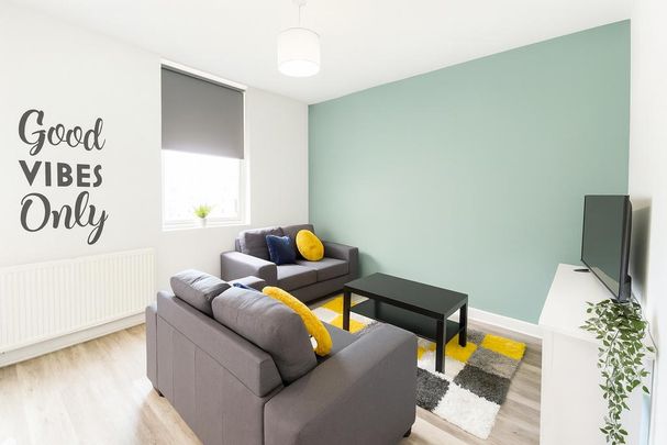3 bedroom flat to rent - Photo 1