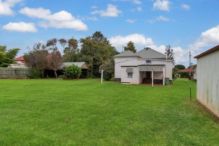 Beautiful 1919 built Queenslander - Photo 3
