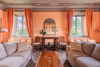 Villa ottocentesca con piscina nelle colline lucchesi