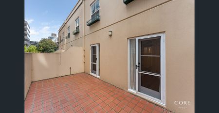 Renovated Modern 2-Bedroom Apartment in Prime Southbank Location - Photo 3