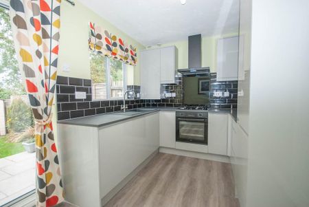 2 bedroom end of terrace house to rent - Photo 3