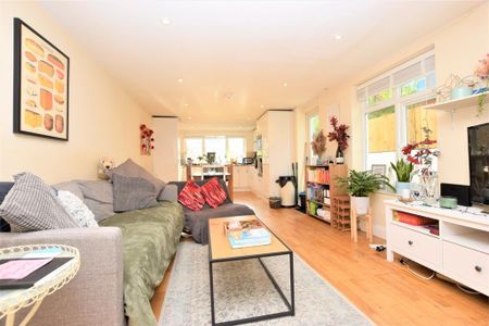 4 bedroom flat to rent - Photo 2
