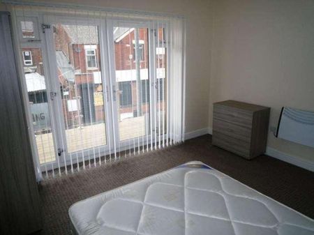 3 bedroom flat to rent - Photo 4