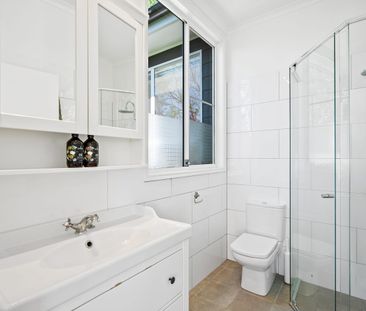 Elevated Coastal Living with Seamless Indoor Outdoor Flow - Photo 4