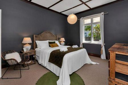 Character, charm and conveniently located - Photo 2