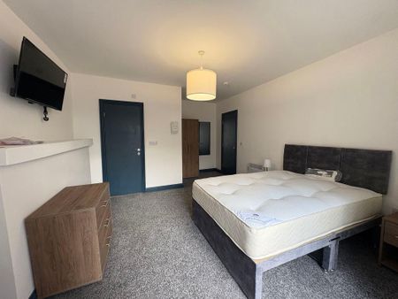 Beach Road - Room 11, South Shields, South Shields, Tyne and Wear, NE33 2LZ - Photo 2