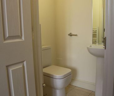 1 bedroom in a flat share to rent - Photo 3