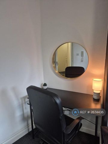 1 bedroom in a house share to rent - Photo 5