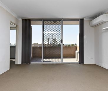 Spacious Unit in Prime Location - Photo 4