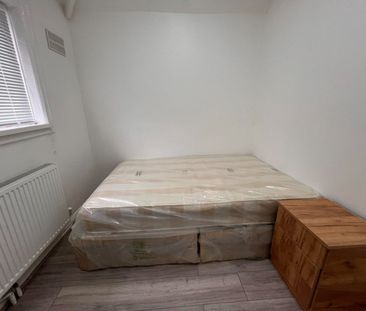 Room in a Shared House, Kingsholm Gardens, SE9 - Photo 2