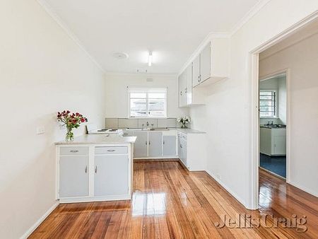 7 Elaine Court, Bentleigh East - Photo 2