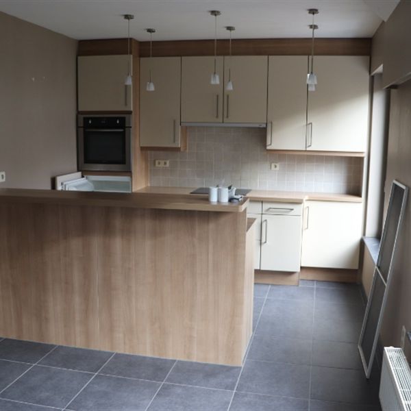 Instapklaar en centraal gelegen duplex appartement, 100m² op 2eV met 1 SLK, ruim terras en garage. - Photo 1