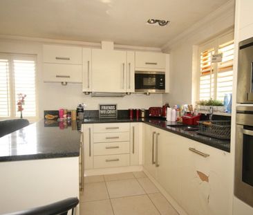 St. Johns Lodge, Woking - Photo 3