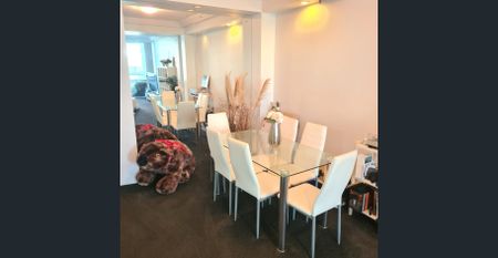 Great place to live! Suit a couple ideally. Iconic building with all amenities, close to Beach, transport & Tedder Avenue shops, cafes. - Photo 5