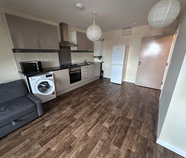 1 Bed Flat, Upper Sutton Lane, TW5 - Photo 4