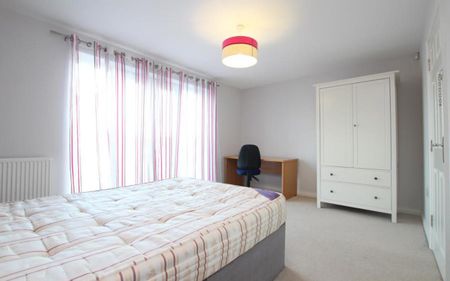 ** STUDENT HOUSE!!!!! Five bedrooms and fully furnished available for August 2026 - Photo 2