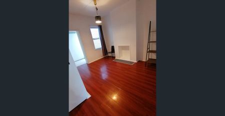 3 Bedroom 2 Bath Room in .Town House located in a quiet Street, Buses Tram to City ,near by Cafe, Bar & Supermarket - Photo 3