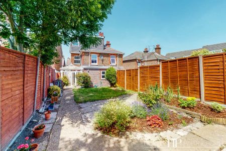 Victoria Road, Crawley, RH11 - Photo 2