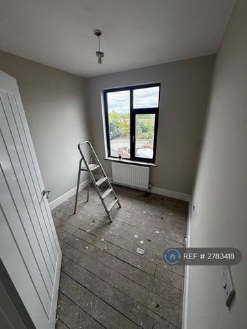 3 bedroom flat to rent - Photo 4
