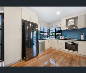 Stylish & Spacious Living in Leafy Blackburn - Photo 6