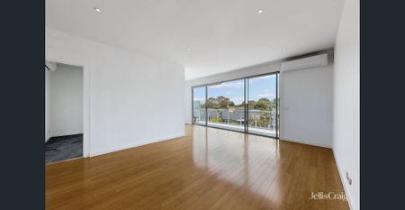 BOUTIQUE APARTMENT IN A PRIME LOCATION! - Photo 2