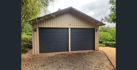 Large 4 Bedroom Family Home with Study - Photo 3