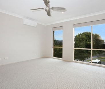 5 BEDROOM FAILY HOME WITH VIEWS AND 2ND LIVING - Photo 4