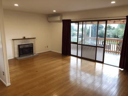 🏡 Modern 3-Bed Home + Private Studio in Te Atatu - Photo 5