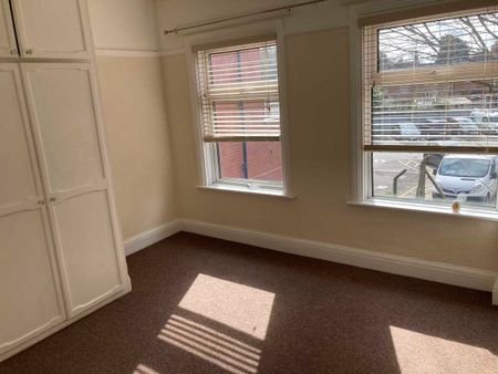 1 bed Flat - Photo 3