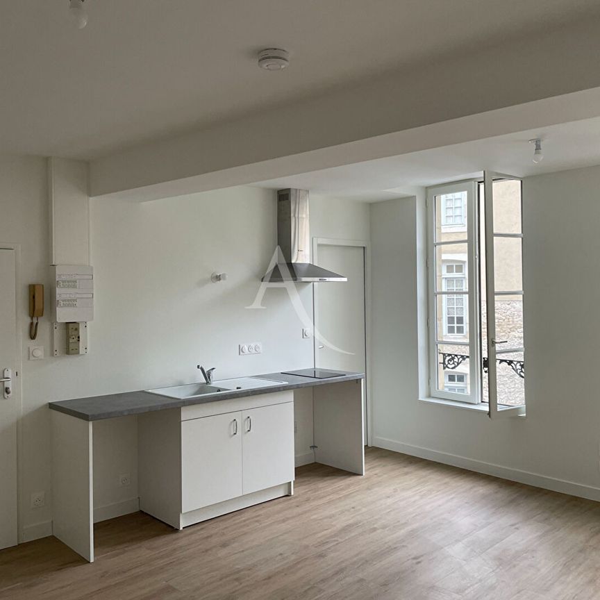 Location Appartement 1 pièce 28m² FONTENAY LE COMTE 85200 - Photo 1