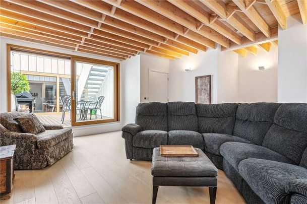 SHORT LET. A stunning architecturally designed four bedroom new build house in a secluded position, shielded, yet moments from the hustle and bustle of Upper Street. - Photo 1