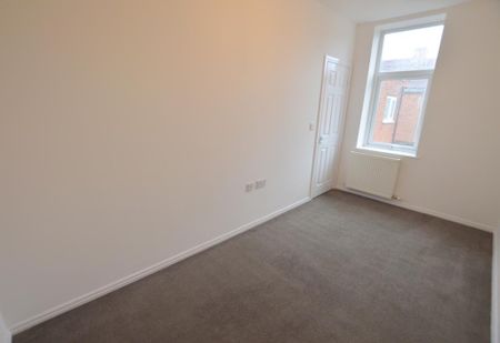 3 bedroom flat to rent - Photo 4