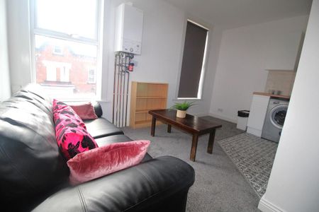3 bedroom flat to rent - Photo 4