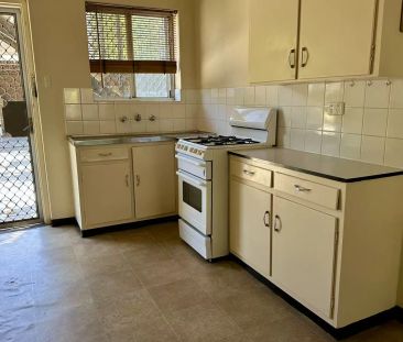 Lower level 2 bedroom unit in Norwood!! - Photo 4