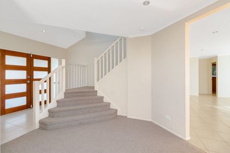 EXPANSIVE FAMILY HOME - Photo 5