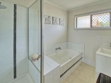 Comfortable Living, Prime Location! - Photo 4